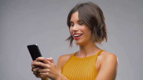 Feliz riendo joven mujer usando teléfono inteligente — Vídeos de Stock