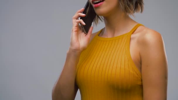 Feliz riendo joven mujer llamando en el teléfono inteligente — Vídeos de Stock