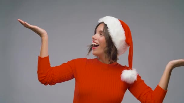 Woman in santa helper hat dancing on christmas — Stock Video