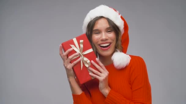 Mujer en santa helper sombrero apertura regalo de Navidad — Vídeos de Stock