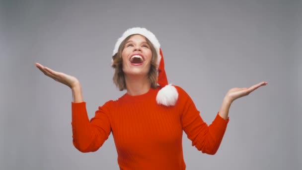 Mujer sorprendida en sombrero de ayudante de santa en Navidad — Vídeo de stock