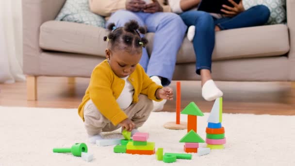 Afrikalı bebek evde oyuncak bloklarıyla oynuyor. — Stok video