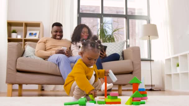 Afrikalı bebek evde oyuncak bloklarıyla oynuyor. — Stok video