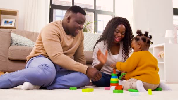 Família africana brincando com a filha bebê em casa — Vídeo de Stock