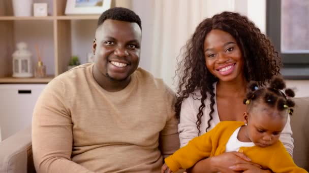Família africana feliz com filha bebê em casa — Vídeo de Stock