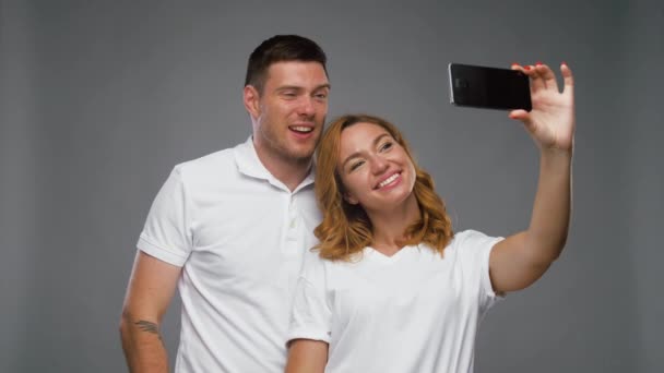 Šťastný pár pořizování selfie ve smartphone — Stock video