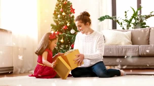 Mère et fille avec cadeau de Noël à la maison — Video