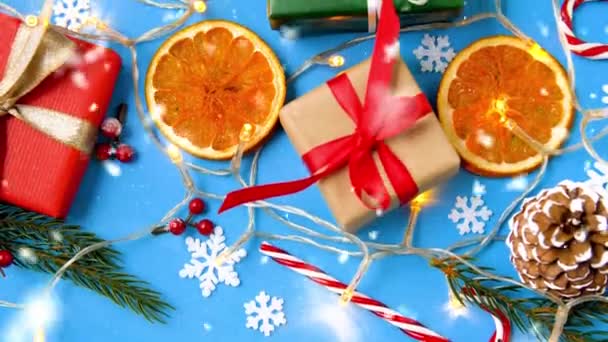 Śnieg na prezenty i dekoracje świąteczne — Wideo stockowe