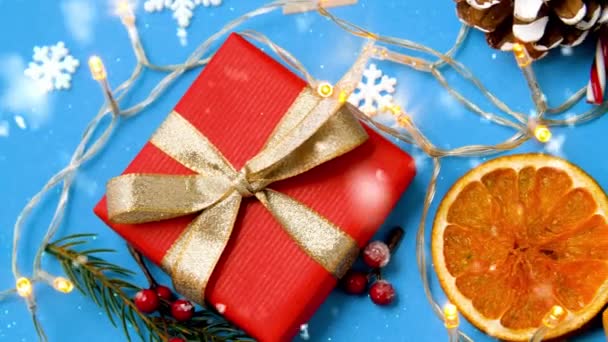 Nevando sobre los regalos y decoraciones de Navidad — Vídeo de stock