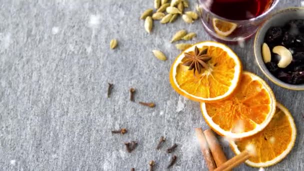 Warme glühwein, sinaasappelschijfjes, rozijnen en specerijen — Stockvideo