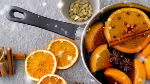 Topf mit Glühwein, Orangenscheiben und Gewürzen — Stockvideo