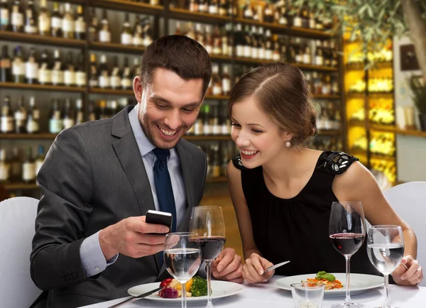 Lächelndes Paar isst Hauptgang im Restaurant — Stockfoto