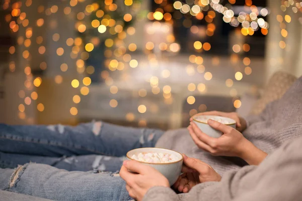 Close up de casal beber chocolate quente em casa — Fotografia de Stock