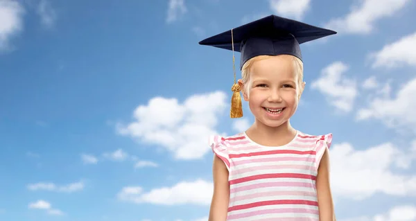 Glad tjej i bachelor hatt eller mortarboard — Stockfoto