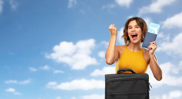 Glückliche junge Frau mit Flugticket und Reisetasche — Stockfoto