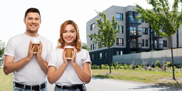 Portrait of happy couple with takeaway coffee cups — Stock Photo, Image