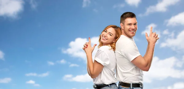 Casal em camisetas brancas camisas fazendo gesto arma — Fotografia de Stock