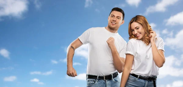 Портрет счастливой пары в белых футболках, танцующей — стоковое фото