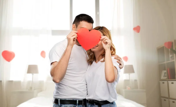 Couple caché derrière coeur rouge le jour de la Saint-Valentin — Photo