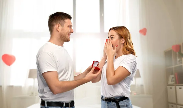 Homem dando anel de noivado mulher no dia dos namorados — Fotografia de Stock