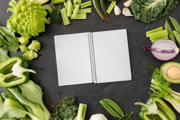 Grünes Gemüse und Tagebuch mit leeren Seiten — Stockfoto