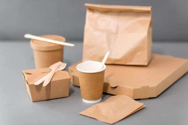 Envases de papel desechables para comida para llevar —  Fotos de Stock