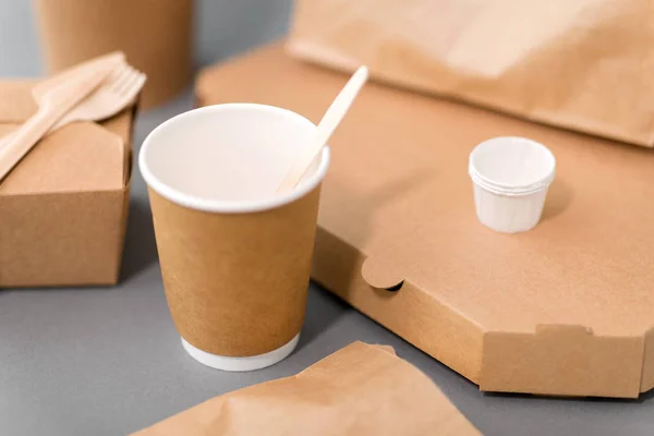 Recipientes de papel descartáveis para alimentos takeaway — Fotografia de Stock