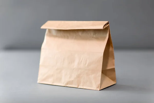 Еда на вынос в бумажном пакете с обедом — стоковое фото