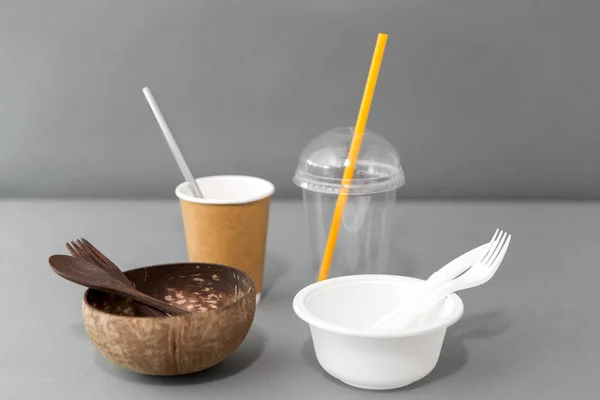 Close up of eco friendly and plastic tableware — Stok Foto