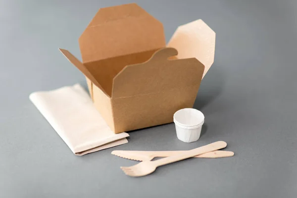 Caixa de papel descartável para comida takeaway — Fotografia de Stock