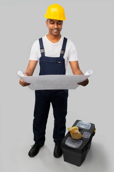 Щасливий індійський будівельник з відбитками та коробкою інструментів — стокове фото