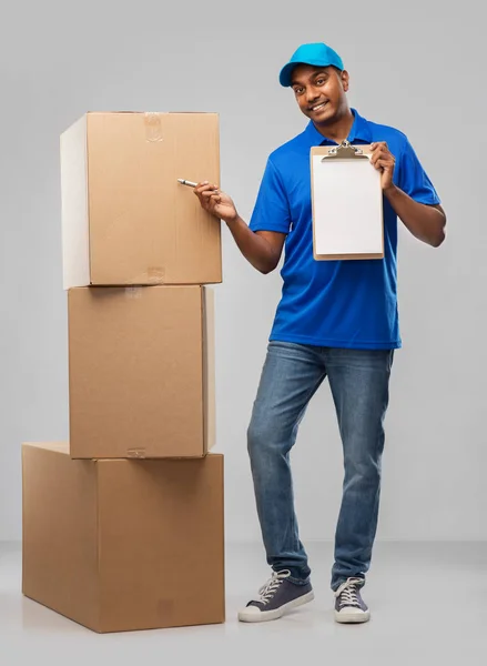 Homem de entrega indiana com caixas e prancheta — Fotografia de Stock