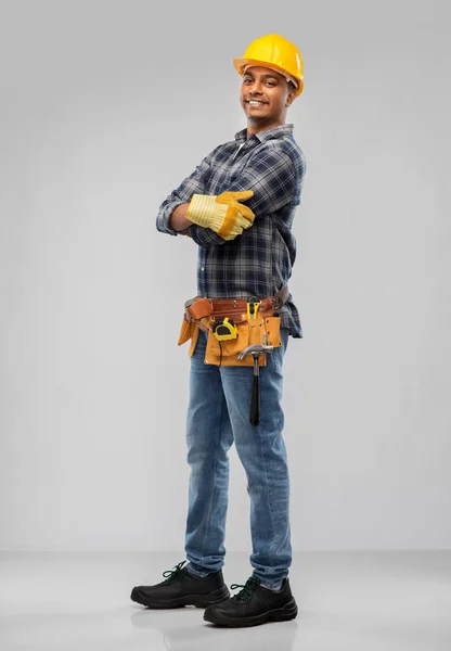 Trabalhador indiano feliz ou construtor com braços cruzados — Fotografia de Stock