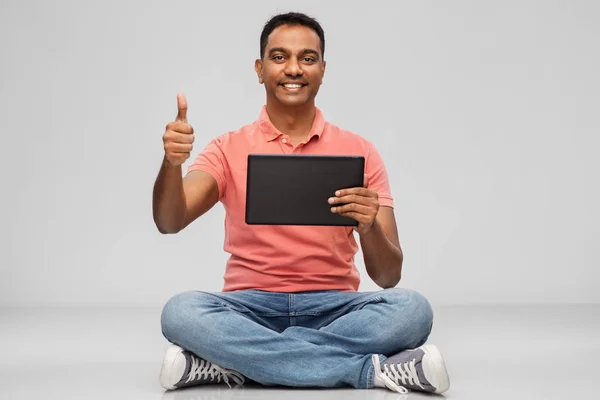 Hombre indio feliz con la PC tableta mostrando los pulgares hacia arriba —  Fotos de Stock