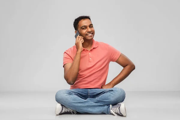 Hombre indio feliz llamando en el teléfono inteligente — Foto de Stock