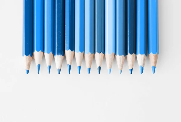Lápis em diferentes tons de cor azul clássico — Fotografia de Stock
