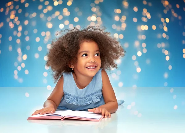 Sorridente pouco Africano americano menina leitura livro — Fotografia de Stock