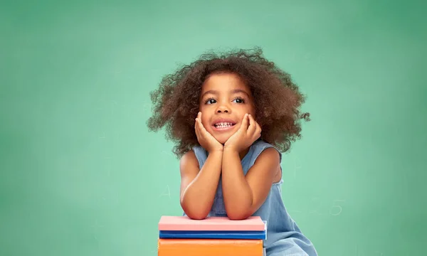 Petite écolière afro-américaine avec livres — Photo