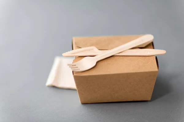 Caixa de papel descartável para comida takeaway — Fotografia de Stock