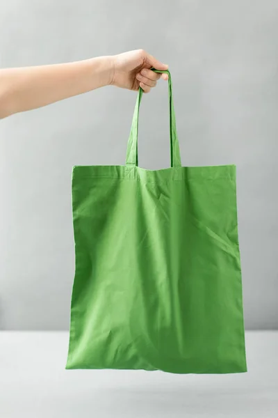 Hand houden herbruikbare canvas zak voor voedsel winkelen — Stockfoto