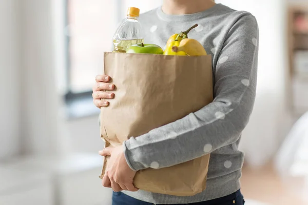 Close up of woman with paper bag full of food — Stock Photo, Image