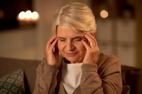 Δυστυχισμένη ηλικιωμένη γυναίκα που υποφέρει από πονοκέφαλο — Φωτογραφία Αρχείου
