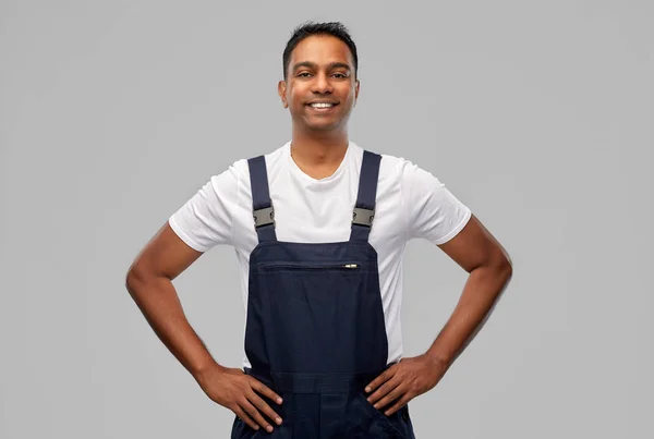 Glücklich lächelnder indischer Arbeiter oder Bauarbeiter — Stockfoto