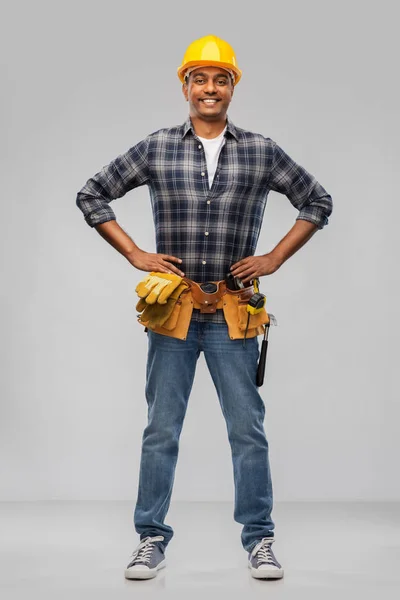 Šťastný indický dělník nebo stavitel se zkříženýma rukama — Stock fotografie