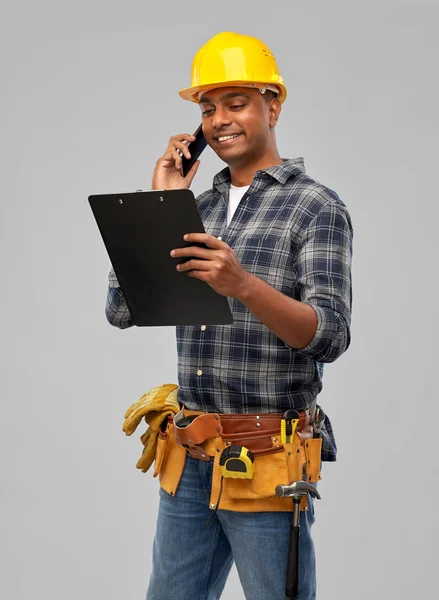 Indian builder in helmet calling on smartphone — Stock Photo, Image