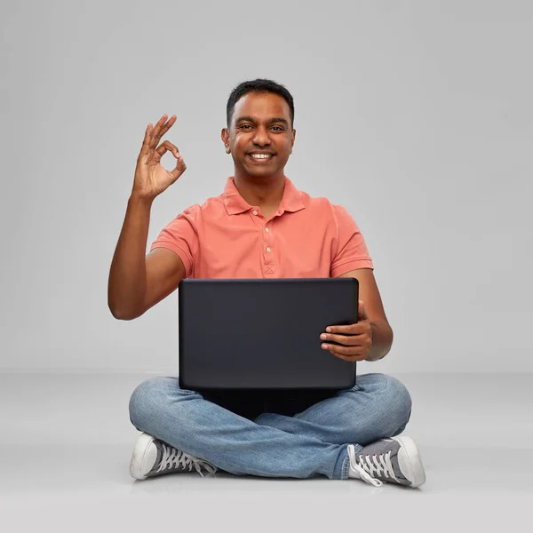 Szczęśliwy indyjski człowiek z laptopa komputer pokazuje ok — Zdjęcie stockowe