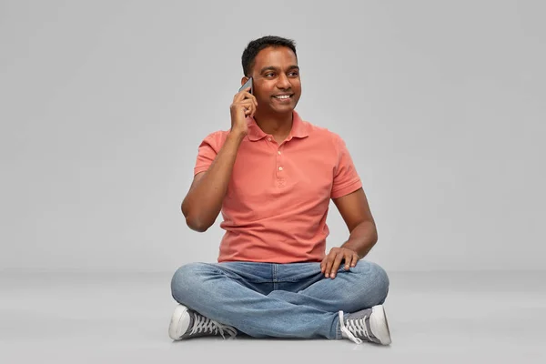 Felice uomo indiano chiamando su smartphone — Foto Stock