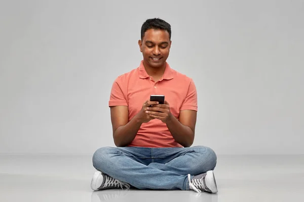 Ευτυχισμένος άνθρωπος ινδική χρησιμοποιώντας smartphone — Φωτογραφία Αρχείου