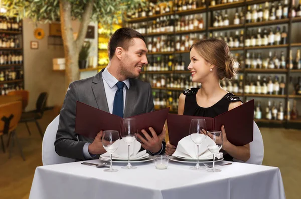 Szczęśliwa para z menu w restauracji lub winiarni Zdjęcie Stockowe
