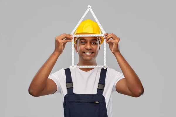 Heureux constructeur indien avec règle en forme de maison Images De Stock Libres De Droits